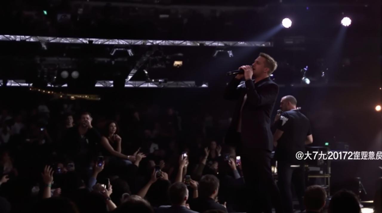 某歌手演唱会现场突发状况，台下粉丝集体崩溃大哭